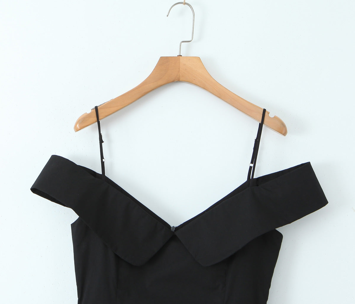 Black – Elegant Femme Fatale V-Neck Dress